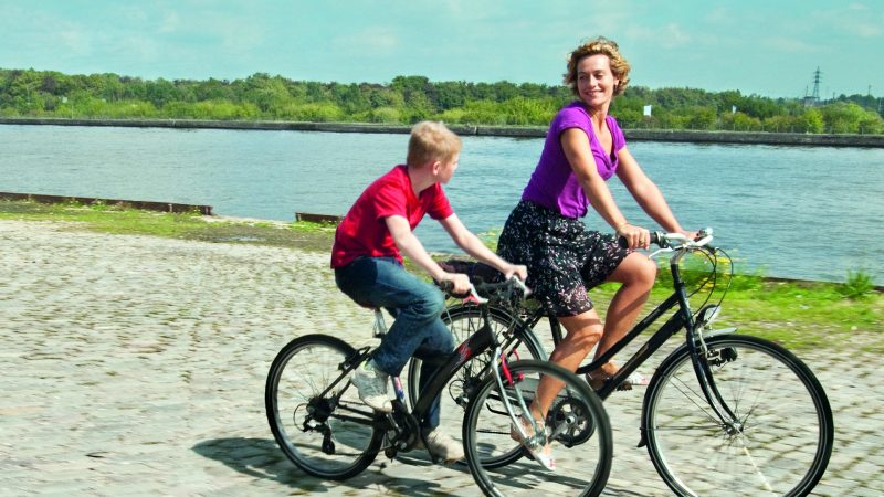 Foto Der Junge mit dem Fahrrad