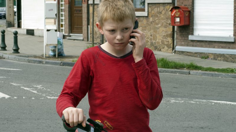 Foto Der Junge mit dem Fahrrad